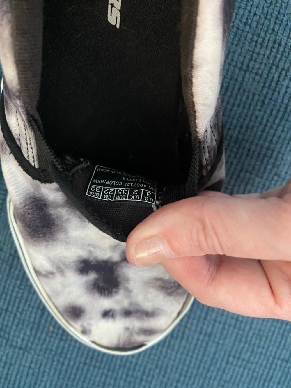 Kids size 3 Skechers Tie-Dye Slip-On Sneakers in Black & White - Picture 5 of 6